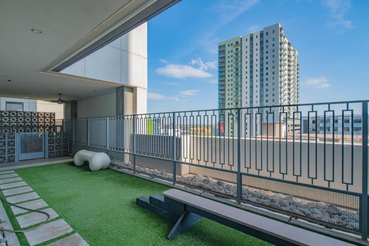 Detailed 2Bd, Highrise Dt, Pool, Gym, Parking, Sleeps 8 Apartment Phoenix Exterior photo