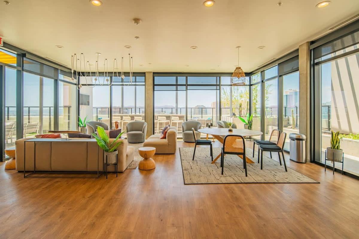 Detailed 2Bd, Highrise Dt, Pool, Gym, Parking, Sleeps 8 Apartment Phoenix Exterior photo