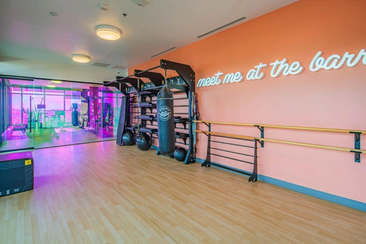 Detailed 2Bd, Highrise Dt, Pool, Gym, Parking, Sleeps 8 Apartment Phoenix Exterior photo