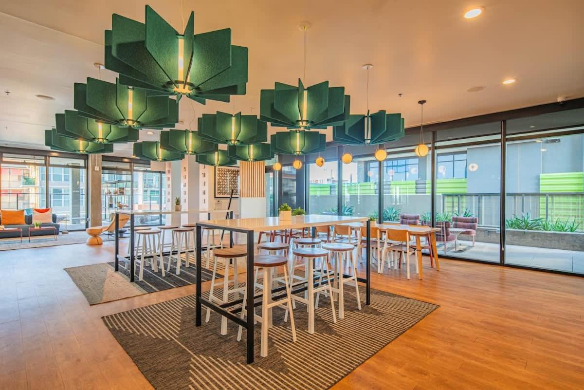 Detailed 2Bd, Highrise Dt, Pool, Gym, Parking, Sleeps 8 Apartment Phoenix Exterior photo