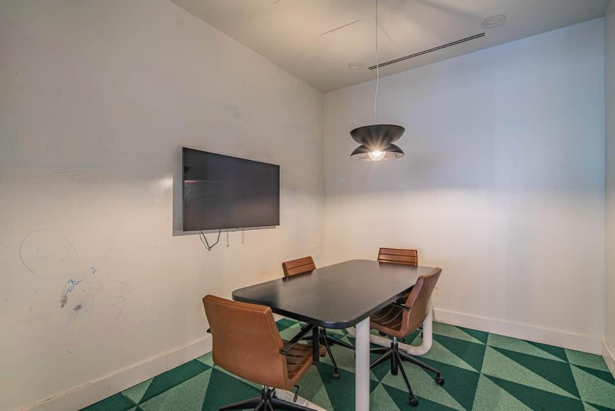 Detailed 2Bd, Highrise Dt, Pool, Gym, Parking, Sleeps 8 Apartment Phoenix Exterior photo