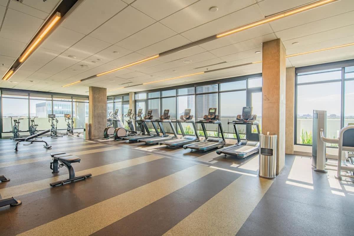 Detailed 2Bd, Highrise Dt, Pool, Gym, Parking, Sleeps 8 Apartment Phoenix Exterior photo