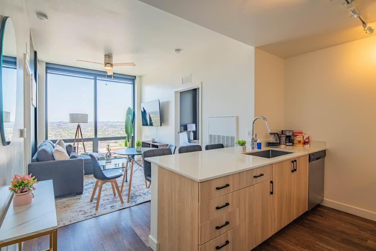 Detailed 2Bd, Highrise Dt, Pool, Gym, Parking, Sleeps 8 Apartment Phoenix Exterior photo